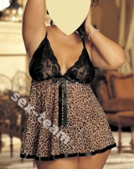 Пышнотелая брюнетка