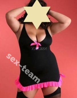 Пышнотелая брюнетка